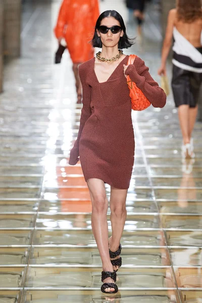 Look 16